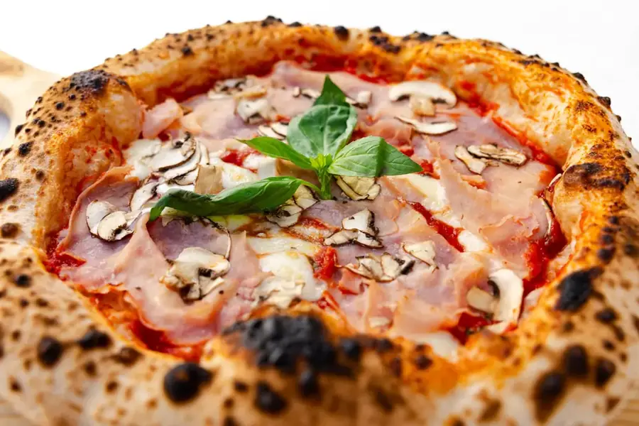 Prosciutto e Funghi od blizu